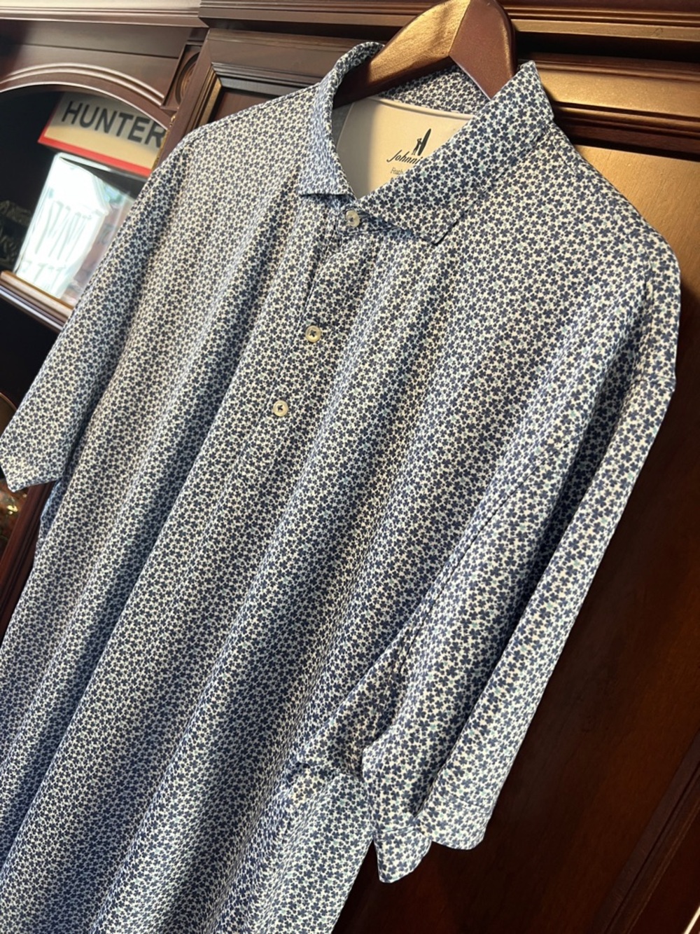 New Johnnie-O Santa Monica Blue & green clovers on white Golf โณ๏ธ Tennis ๐พ Polo! - Picture 2 of 10